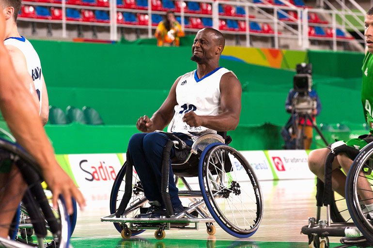 abdi jama baloncesto en silla de ruedas